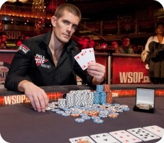 gus-hansen-gagne-son-premier-bracelet-wsop.jpg